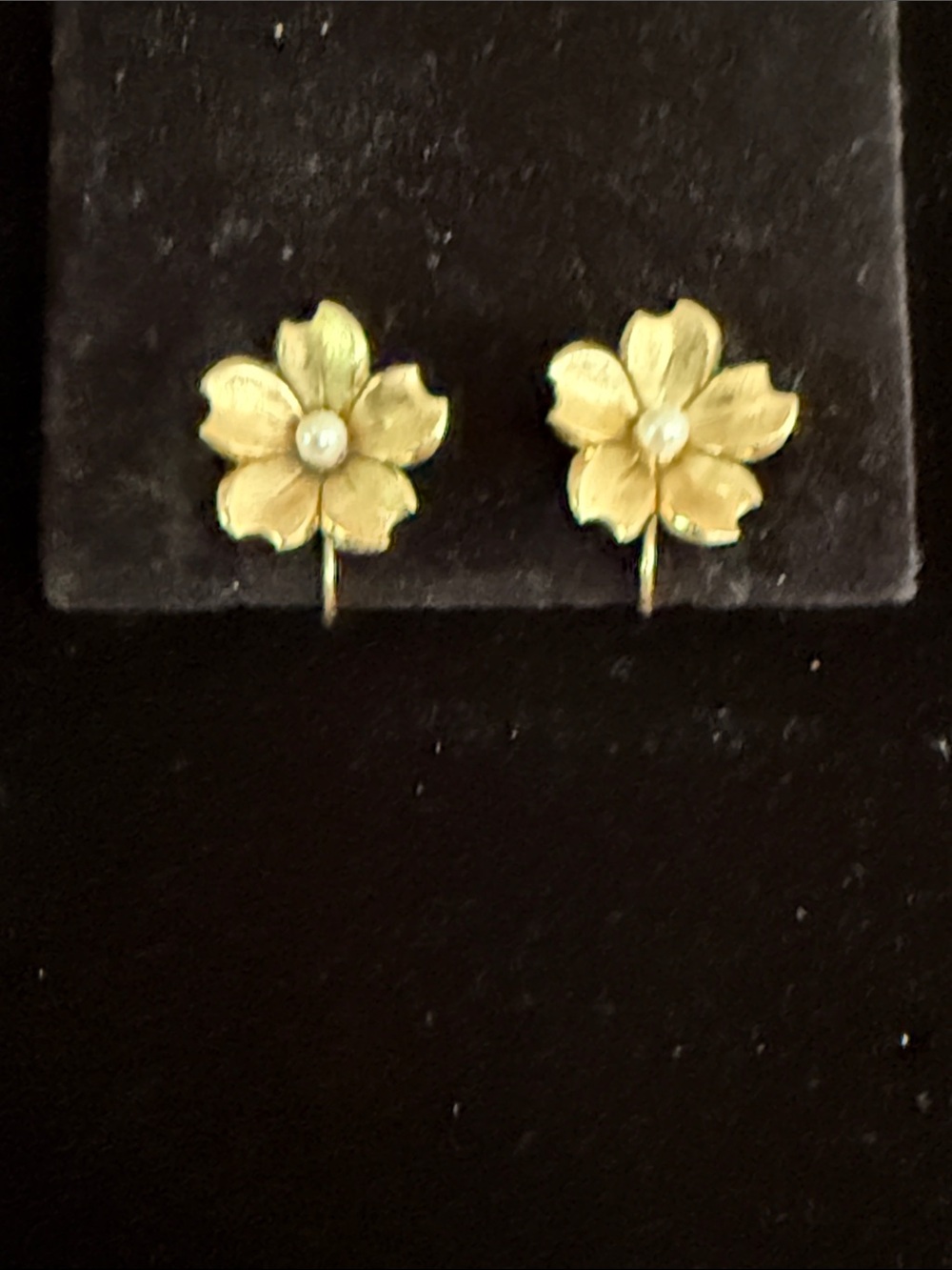 Vintage faux pearl and gold tone flower earring screwbacks